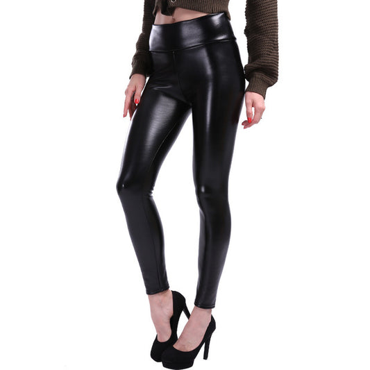 Ce Leggings simili Cuir façonne votre corps en une silhouette parfaite pour un effet sculptant : 
Look épuré et coupe skinny : Ces leggings ultra-fins offrent un look tendance tout en restant confortables, tout en accentuant les courbes des jambes, des fesses et de la taille.
Super extensibles, coupe 3D à 360° : Conception longue avec un tissu doux et résistant aux plis pour un confort optimal toute la journée, offrant une liberté de mouvement sans restriction.